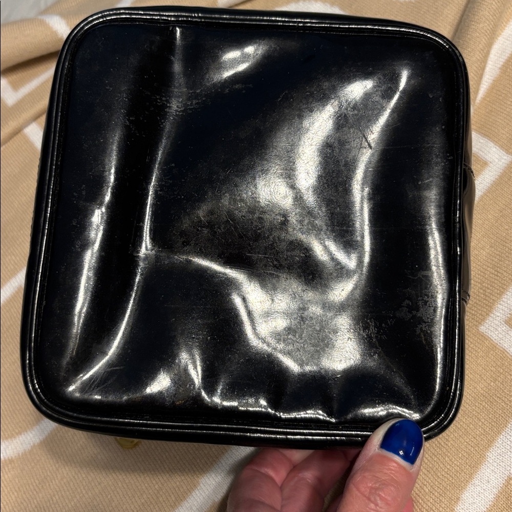CHANEL - Black Gold Patent Leather top handle Vanity Case - 100% Authentic - Picture 14 of 16
